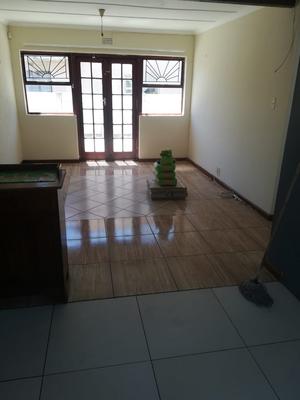Apartment / Flat For Rent in Grassy Park, Cape Town