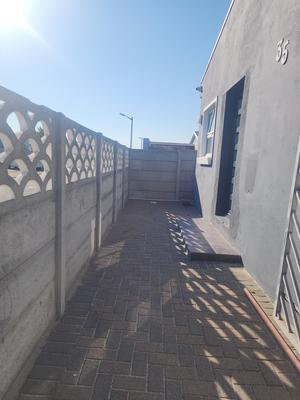 House For Rent in Pelikan Park, Cape Town
